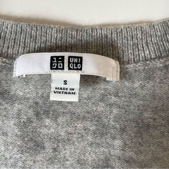 Uniqlo Light Gray V-Neck Cashmere Sweater - Picture 2 of 6